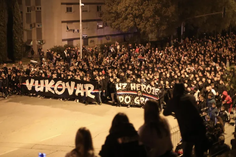 Nosili su transperente u čast heroja Vukovara i &Scaron;kabrnje.