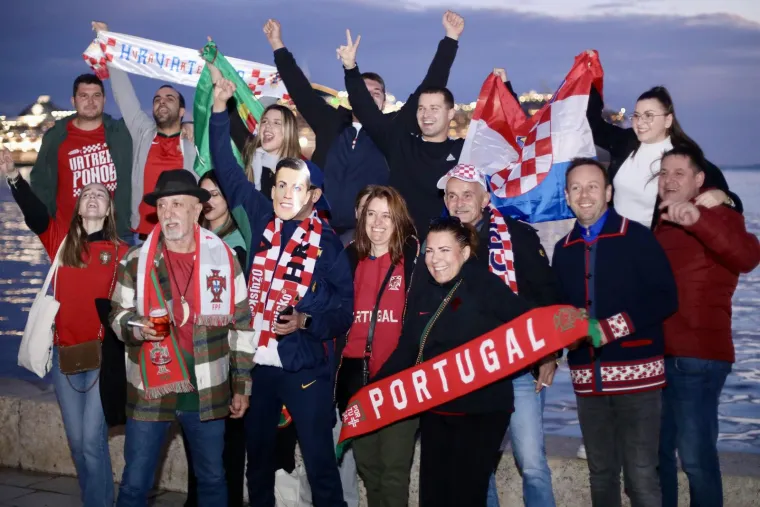 Na Rivi su se družili hrvatski i portugalski navijači, a jedan je imao i masku s likom Cristiana Ronalda, koji večeras neće zaigrati