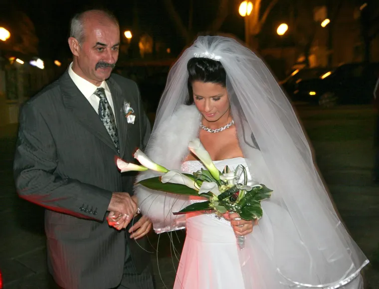Svadbeno veselje održalo se u u kafiću Koma, poznatom okupljalištu na Ravnicama, koji je u vlasništvu obitelji Komljenović.