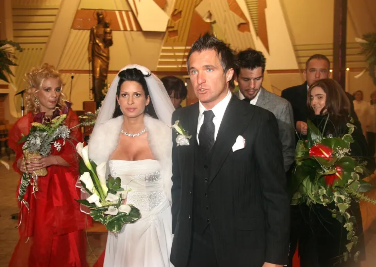 Nakon kratkog druženja, svatovi su se zaputili prema obližnjoj crkvi, gdje je održana emotivna ceremonija.