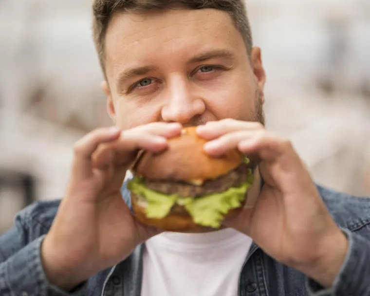 17. Žudnja za hranom: Možda dobijete snažnu želju za nekom određenom vrstom hrane koja obično nije zdrava. To može biti porazno.
