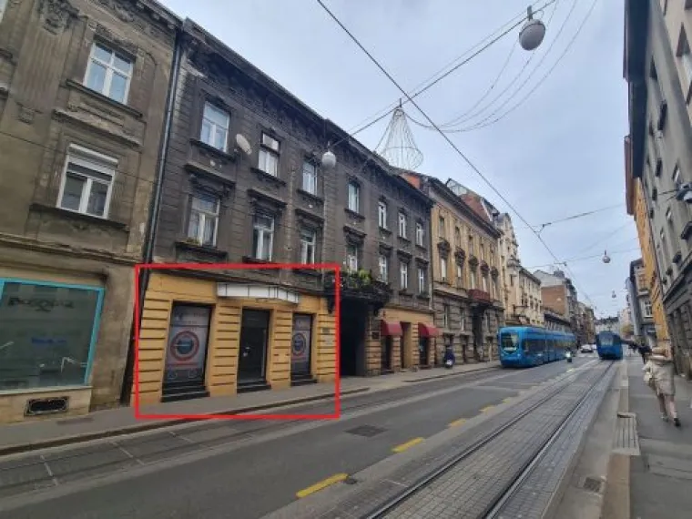 Nekretnina u Ilici 124 ima površinu 92,14 četvorna metra. Riječ je o prizemlju ulične zgrade. Početna mjesečna neto zakupnina je 1004,32 eura, a jamčevina je 3012,96 eura. 