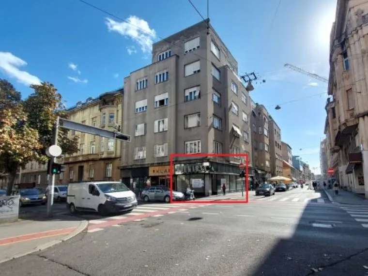 U Zagrebu u Petrinjskoj 43 nudi se prostor od 112,70 kvadrata u prizemlju i podrumu ulične zgrade. Početna mjesečna neto zakupnina je 1049,50 eura, a jamčevina je 3148,50 eura. Datum i vrijeme pregleda poslovnih prostora je 28. 11. 2024. 09:30 – 10:00