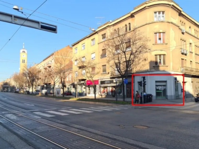 Na uglu Vlaške 105 i KAMAUFOVA 1 nudi se prostor od 43 kvadrata. Nekretnina je u prizemlju ulične zgrade, početna mjesečna neto zakupnina je 468,70 eura, jamčevina je
1406,10 eura. Datum i vrijeme pregleda poslovnih prostora je 25. 11. 2024. 10:15 – 10:45 sati.