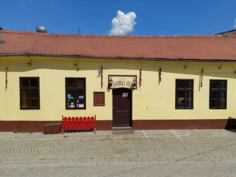 U Osijeku na adresi Franje Kuhača 31 (ulaz iz Kamila Firingera 26), nude nekretninu povr&scaron;ine 57,72 kvadrata. Riječ je o prizemlju ulične zgrade, početna mjesečna neto zakupnina je 434,04 eura, a jamčevina je 1302,12 eura. Datum i vrijeme pregleda poslovnih prostora je 26. 11. 2024. 12:30 &ndash; 13:00 sati.