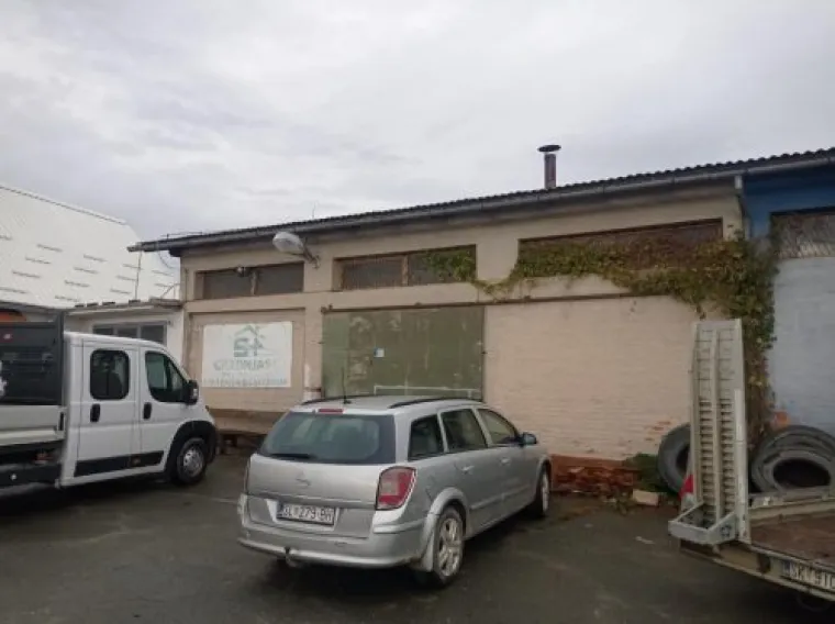 U Petrinji na adresi Brezje 45 A nudi se 79,73 kvadrata u prizemlju dvori&scaron;ne zgrade. Početna mjesečna neto zakupnina je 126,98 eura, a jamčevina je  380,94 eura. Datum i vrijeme pregleda poslovnih prostora je 29. 11. 2024. 11:00 &ndash; 11:30 sati.