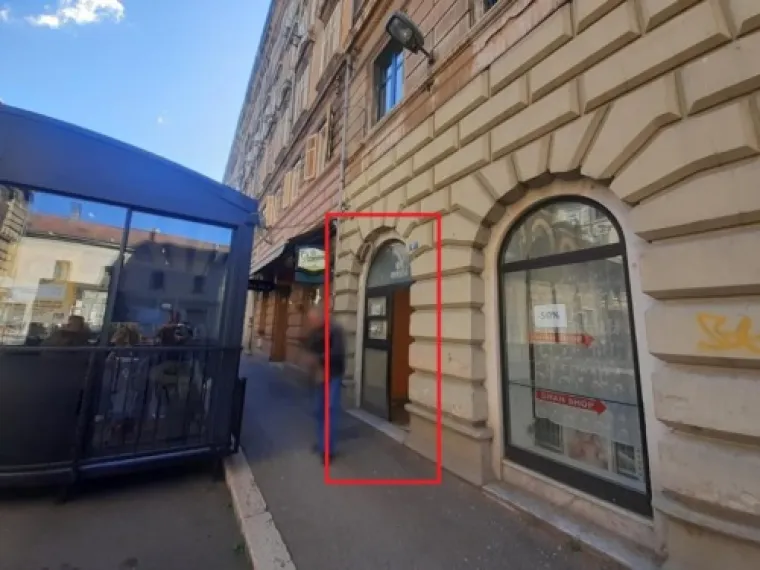 U Rijeci na adresi Brajda 4A nudi se 11 kvadrata u prizemlju ulične zgrade. Početna mjesečna neto zakupnina je 145,20 eura, a jamčevina je 435,60 eura. Datum i vrijeme pregleda poslovnih prostora je 25. 11. 2024. 09:50 &ndash; 10:20 sati. 