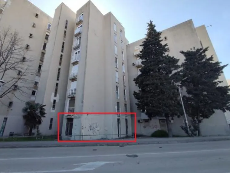 U Zadru na adresi Franka Lisice 2B nudi se prostor od 57,00 kvadrata prizemlje ulične zgrade. Početna mjesečna neto zakupnina je 538,40 eura, a jamčevina je 1615,20 eura. 
Datum i vrijeme pregleda poslovnih prostora je 26. 11. 2024. 10:00 &ndash; 10:30