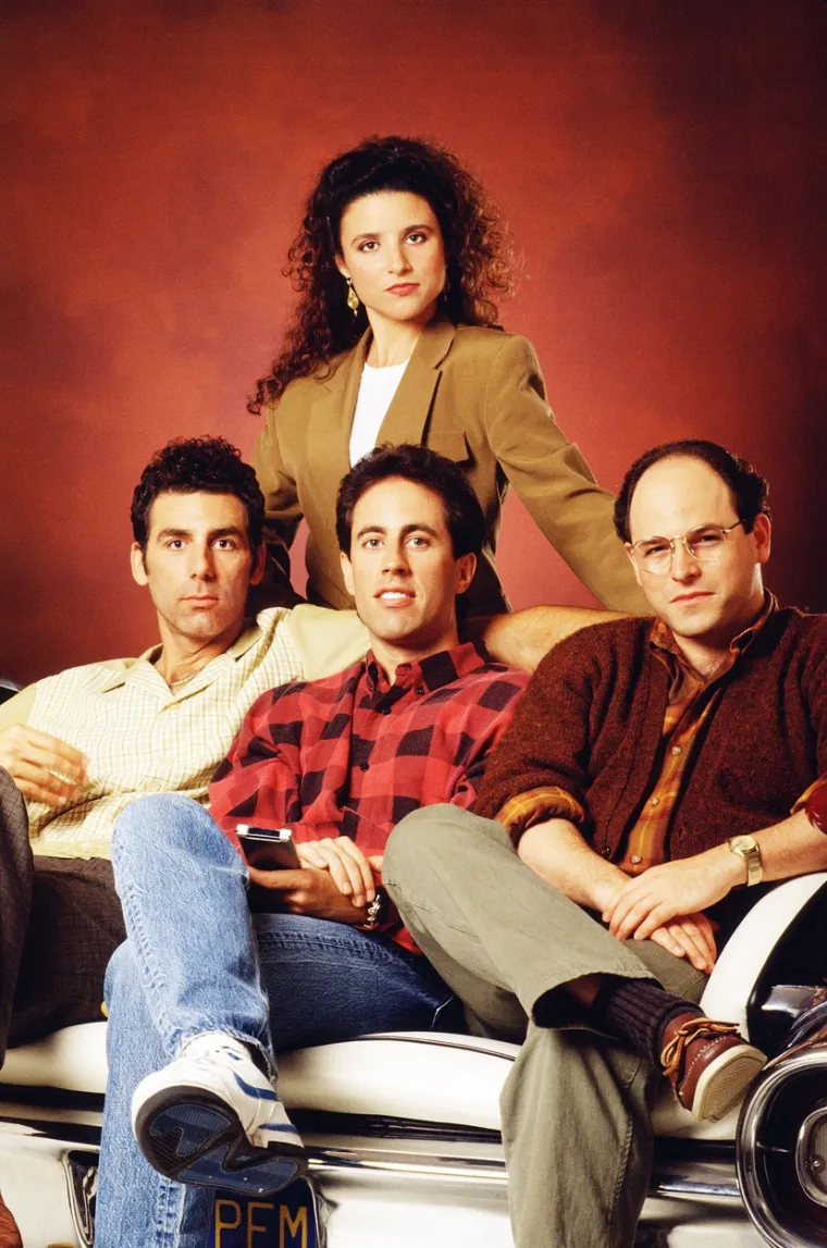 S vremenom, Seinfeld je iznjedrio brojne nezaboravne trenutke koji su ušli u povijest televizije. U galeriji donosimo neke od ikoničnih scena koje su definirale ovu seriju. Od legendarne rečenice &quot;No soup for you!&quot; do Kramerove improvizirane emisije u vlastitom stanu. Prisjetimo se zajedno tih trenutaka i zašto je Seinfeld postao sinonim za briljantnu komediju.