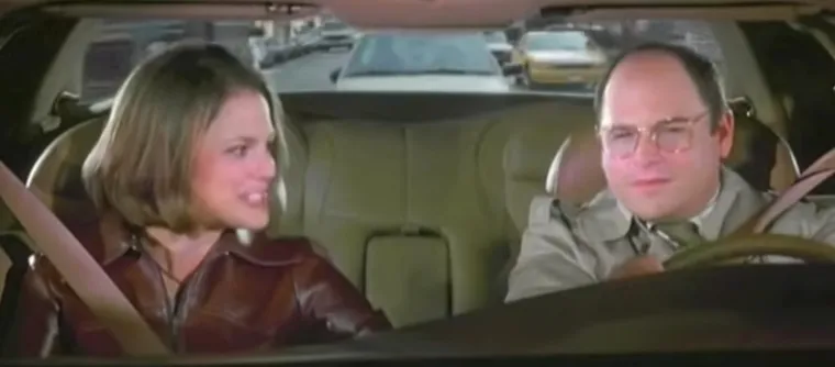 Fraza "yada yada" postaje način za izbjegavanje obja&scaron;njavanja detalja. Georgeova djevojka koristi frazu kako bi prikrila stvari, uključujući spavanje s biv&scaron;im dečkom. Epizoda pokazuje kako jednostavna rečenica može izazvati veliki nesporazum.