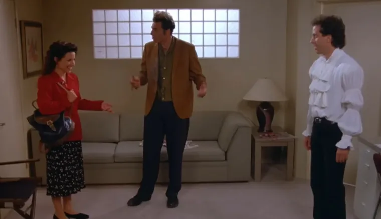 Jerry nenamjerno pristaje nositi neobičnu "naboranu ko&scaron;ulju" tijekom TV intervjua. Kada shvati da izgleda poput pirata, već je prekasno. Komična scena s Jerryjem u ko&scaron;ulji jedan je od najsmje&scaron;nijih vizualnih trenutaka u seriji.
