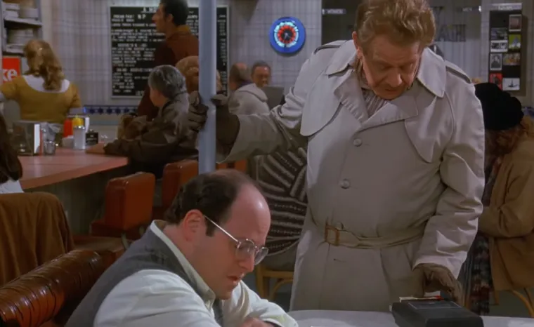 Frank Costanza, Georgeov otac, uvodi neobičan praznik "Festivus" kao alternativu Božiću. Praznik uključuje metalni stup umjesto drvca, izno&scaron;enje pritužbi i fizičke izazove. 