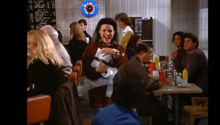 Elaine se nalazi u neugodnoj situaciji kada ostane bez toaletnog papira u javnom WC-u. Traži pomoć iz susjedne kabine, no dobiva hladan odgovor: "Nemam vi&scaron;ka." Kasnije otkriva da je žena iz WC-a Jerryjeva djevojka, &scaron;to izaziva dodatne komplikacije.
