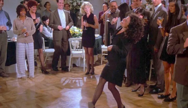 Elaine svojim smije&scaron;nim plesnim pokretima izaziva &scaron;ok na uredskoj zabavi. Njezino "plesanje cijelim tijelom" toliko je ikonično da se kasnije rekreira na dodjeli nagrade Mark Twain Prize.
