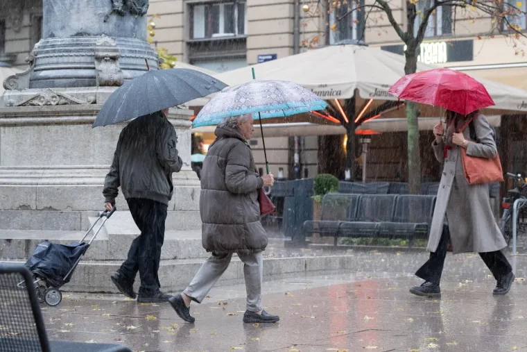Kako je ranije najavio RTL-ov meteorolog Dorian Ribarić, hladni frontalni poremećaj stigao je do naših krajeva, a preko nas će se razmjerno brzo premještati u drugom dijelu srijede. Očekuje se vjetar koji na nekim područjima može postati i olujni jugozapadni. Kiša je izgledna na zapadu i uz Jadran, a česta u Gorskom kotaru u Lici. 