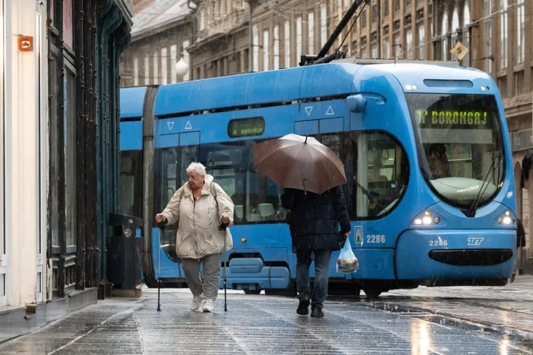 Sredinom dana, najavio je meteorolog, treba se pripremiti na izraženiju kišu u središnjoj i sjeverozapadnoj Hrvatskoj, što će pratiti naglo okretanje vjetra na sjeveras i osjetan pad temperature. Ipak, očekuje se da će oborine prestati navečer.