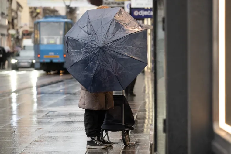 Na istoku se očekuje čak i kišovitije, lokalno moguće obilnije količine oborina u Posavini. I ovdje će zahladiti uz jak sjeverac, a prema večeri može biti susnježice oko gorja na zapadu Slavonije ili nakratko u Posavini. 