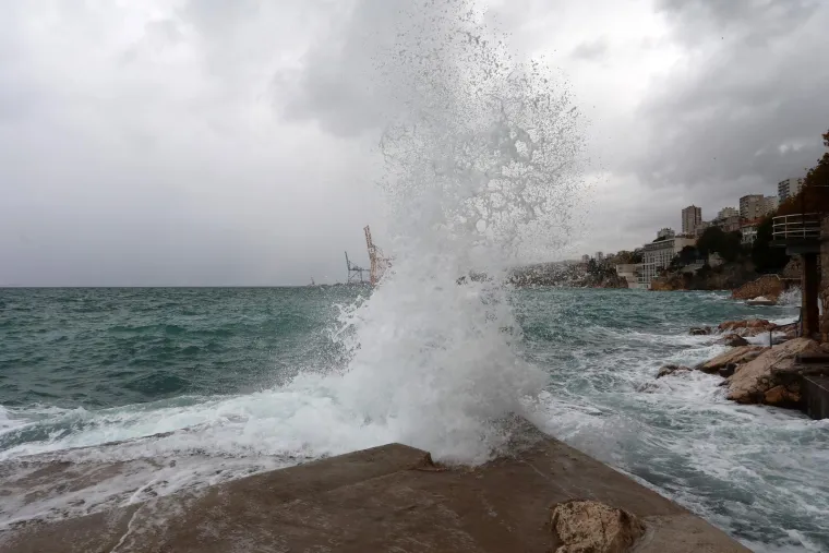Snijeg na Sljemenu, ki&scaron;a u metropoli! Jugo valja valove na obali, a uz zahladnjenje moguće i nove pahulje