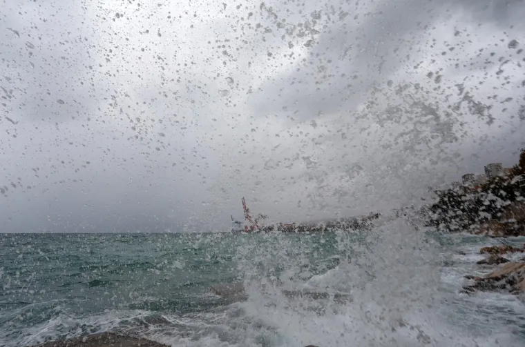Snijeg na Sljemenu, ki&scaron;a u metropoli! Jugo valja valove na obali, a uz zahladnjenje moguće i nove pahulje