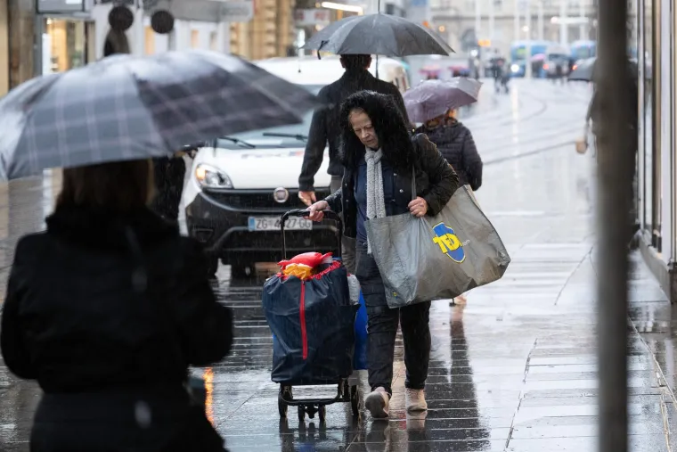Snijeg na Sljemenu, ki&scaron;a u metropoli! Jugo valja valove na obali, a uz zahladnjenje moguće i nove pahulje