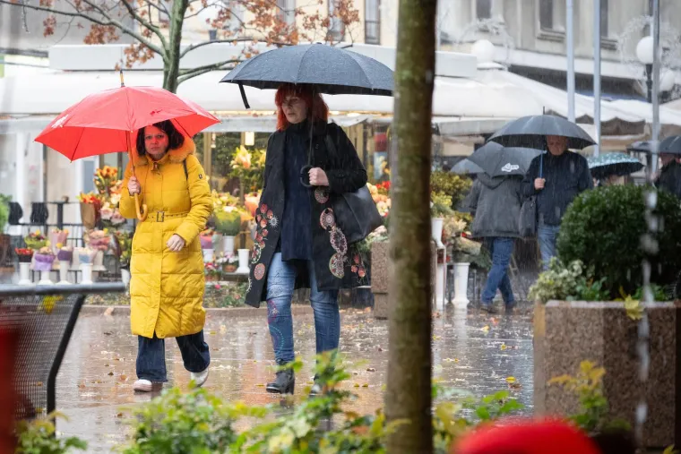 Snijeg na Sljemenu, ki&scaron;a u metropoli! Jugo valja valove na obali, a uz zahladnjenje moguće i nove pahulje