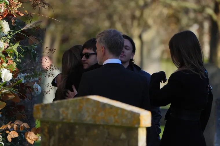  Uz roditelje, oproštaju će prisustvovati i njegovi bivši kolege iz benda, Harry Styles, Niall Horan, Louis Tomlinson i Zayn Malik, kao i njegova djevojka Kate Cassidy, koja je vidno potresena ovom tragedijom.