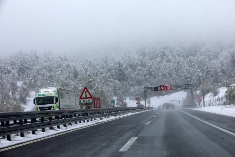 Da bi se izbjeglo zaleđivanje sustava goriva, posebice kod starijih vozila, poželjno je prekontrolirati ima li u spremniku nakupina vode nastale kondenzacijom u ljetnim mjesecima.