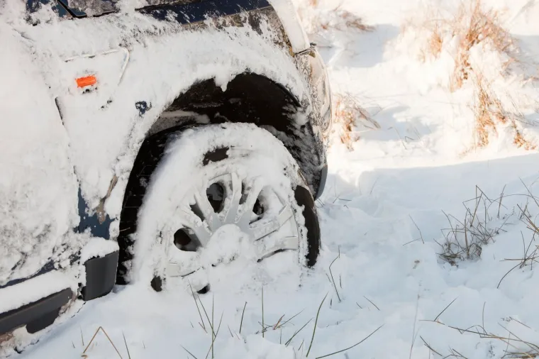Zbog nakupina vode potrebno je zamijeniti filtere za gorivo, neovisno o vrsti goriva koja se koriste. Problemi sa zaleđivanjem dovoda goriva jednako pogađaju vozila s benzinskim i dizelskim motorima.