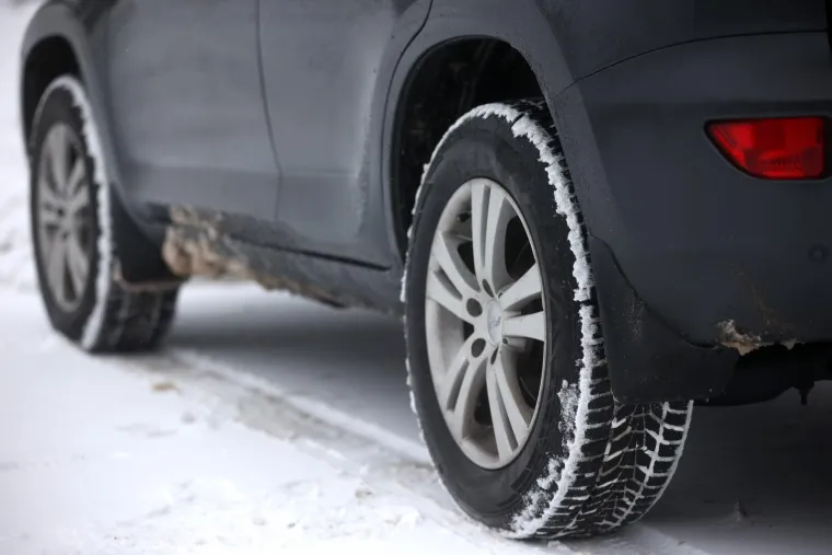 Specifičnost benzinskih motora je problem s vlagom koja (ovisno o vozilu), dovodi do proboja visokonaponskih kablova. Zato je potrebno kablove zaštiti sredstvom za sprječavanje vlage.