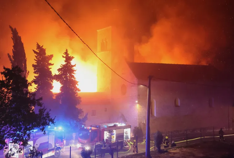 Pogledajte kako je gorio samostan na Čiovu: 'Posvećene hostije su spašene'