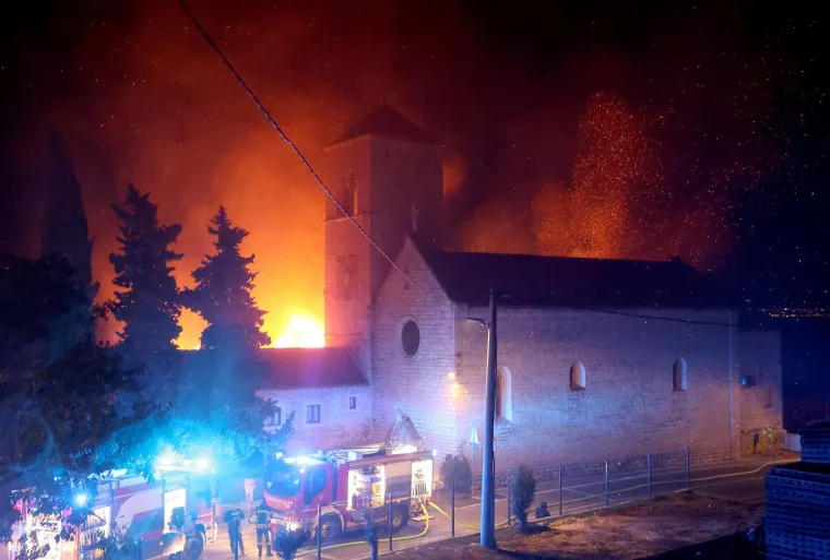 Pogledajte kako je gorio samostan na Čiovu: 'Posvećene hostije su spašene'