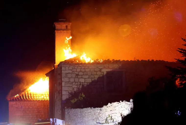 Pogledajte kako je gorio samostan na Čiovu: 'Posvećene hostije su spašene'