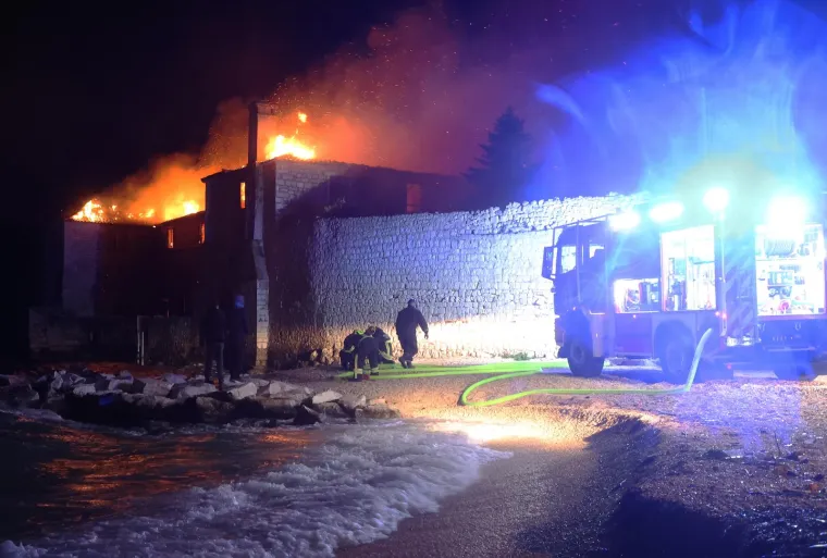 Pogledajte kako je gorio samostan na Čiovu: 'Posvećene hostije su spašene'