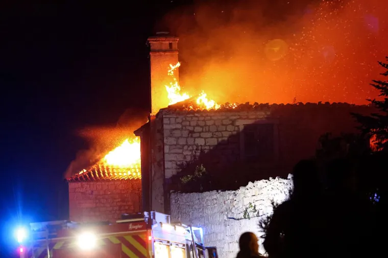 Pogledajte kako je gorio samostan na Čiovu: 'Posvećene hostije su spašene'