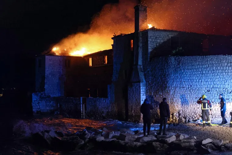 Pogledajte kako je gorio samostan na Čiovu: 'Posvećene hostije su spašene'