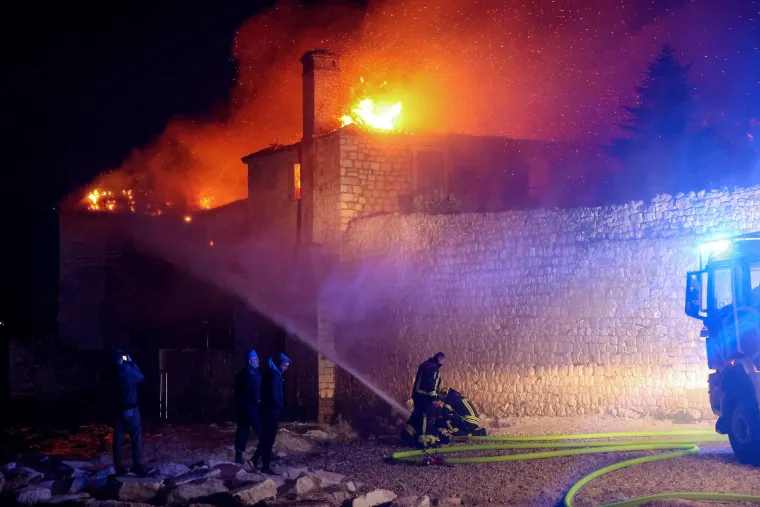 Pogledajte kako je gorio samostan na Čiovu: 'Posvećene hostije su spašene'