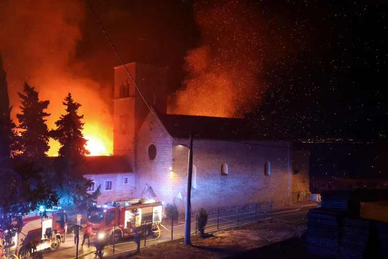 Pogledajte kako je gorio samostan na Čiovu: 'Posvećene hostije su spašene'