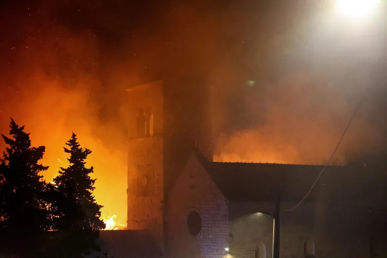 Pogledajte kako je gorio samostan na Čiovu: 'Posvećene hostije su spašene'