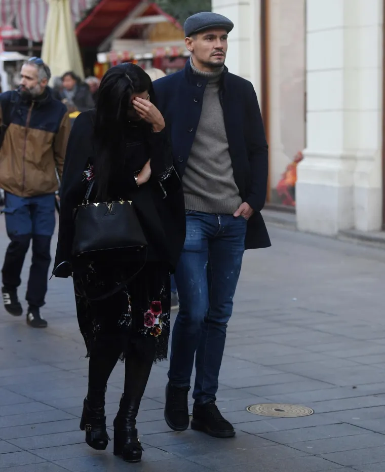 Njihova ljubavna priča započela je još u srednjoškolskim danima, dok su oboje živjeli u Karlovcu. Anita i Dejan poznaju se od malih nogu, a njihova veza izrasla je iz prijateljstva. 