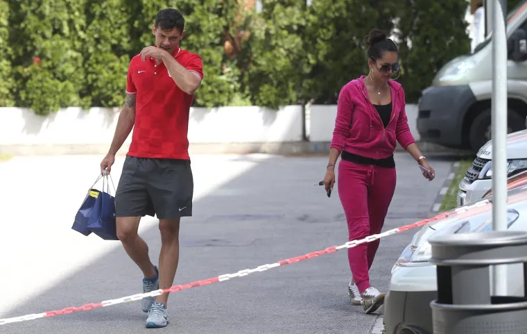 Unatoč izazovima koje donosi život profesionalnog sportaša, njih dvoje uspijevaju održati skladan obiteljski život. Anita se rijetko pojavljuje u javnosti, no poznata je po tome što cijeni privatnost i posvećuje se odgoju djece i podršci Dejanovoj karijeri.
