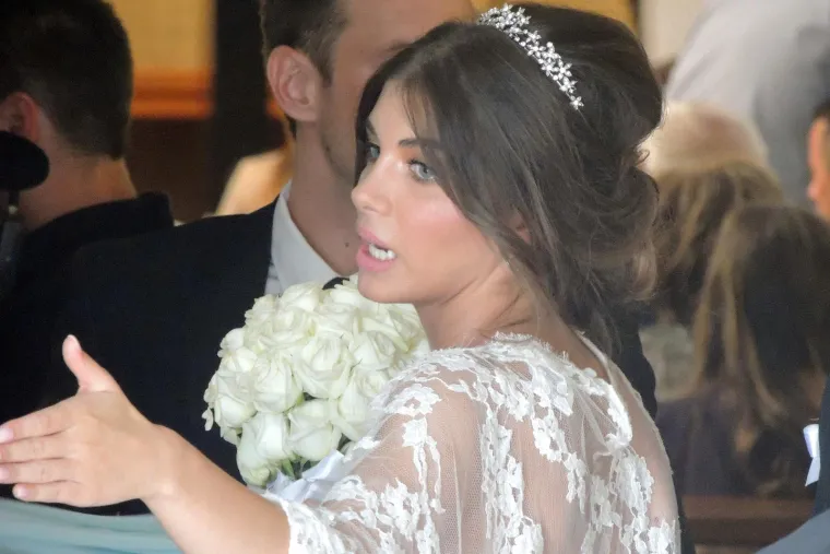 Zgodna mladenka Iva tada je nosila elegantnu vjenčanicu bez naramenica i tijaru, a za crkvu je preko sebe prebacila i ogrtač od tila i čipke. Na vjenčanju je bio prisutan i njihov sinčić Carlos koji je rođen u siječnju iste godine.