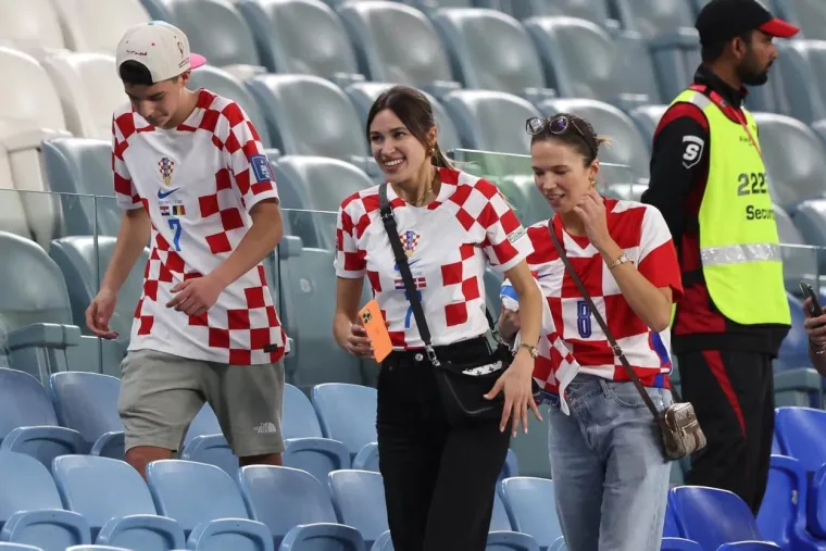 Na zabavi je bila i Paula Puškaš, javnosti poznata i kao bivša djevojka Lovre Majera. Ova hrvatska manekenka i magistrica ekonomije ostvarila je zapažene uspjehe u modnoj industriji, sudjelujući u brojnim kampanjama i editorijalima. Paula je bila u vezi sa spomenutim hrvatskim nogometnim reprezentativcem. Tijekom njegove karijere u francuskom klubu Rennes, preselila se u Francusku kako bi ga podržala, nastavljajući pritom svoju profesionalnu karijeru. 