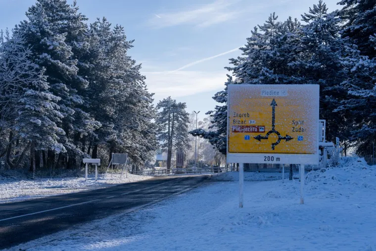 Također se upozorava od opasnosti pada većih količina snijega ili leda s drveća i zgrada te se sugerira nošenje obuće s gumenim ili hrapavim potplatima koji smanjuju klizanje.