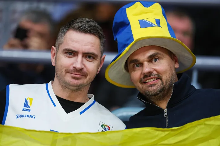 U Draženovu domu je veća skupina navijača Bosne i Hercegovine. Neki su došli iz BiH, a neki i žive u Zagrebu. Pola - pola, pretpostavljamo. 