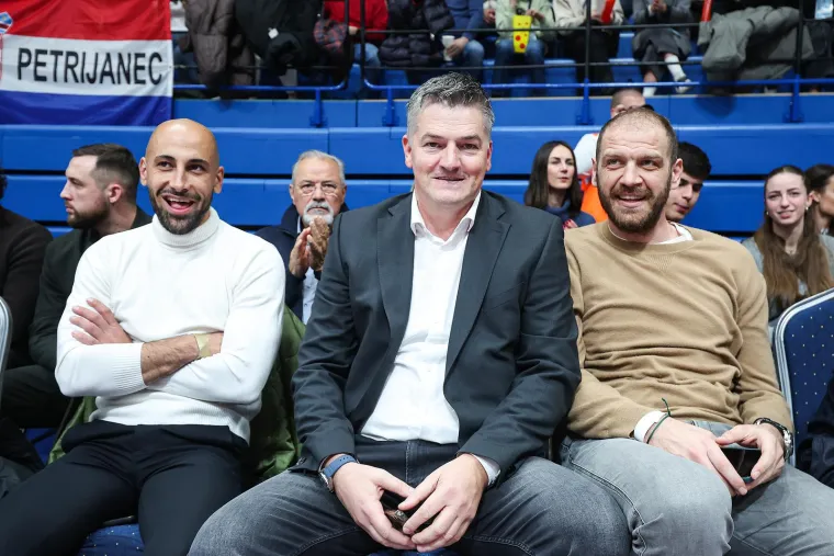 Žorić, Vranković i ekipa prate dvoboj.