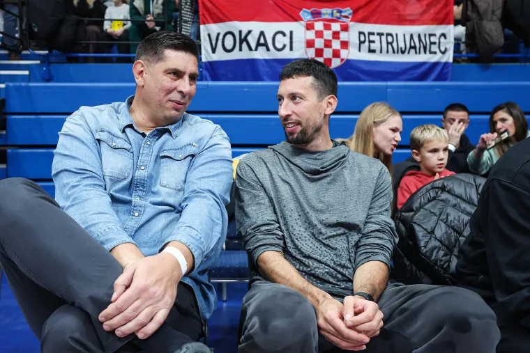 Nikša Prkačin i Roko Leni Ukić u kadru. Roko je legendarni apetan, a Prkačin centar. Oboje su u mirovini. Uf, što bi nam dobro došli. 