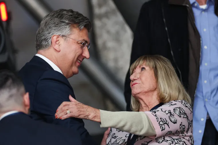 Andrej Planković i Biserka Petrović su se ugodno pozdravili.
