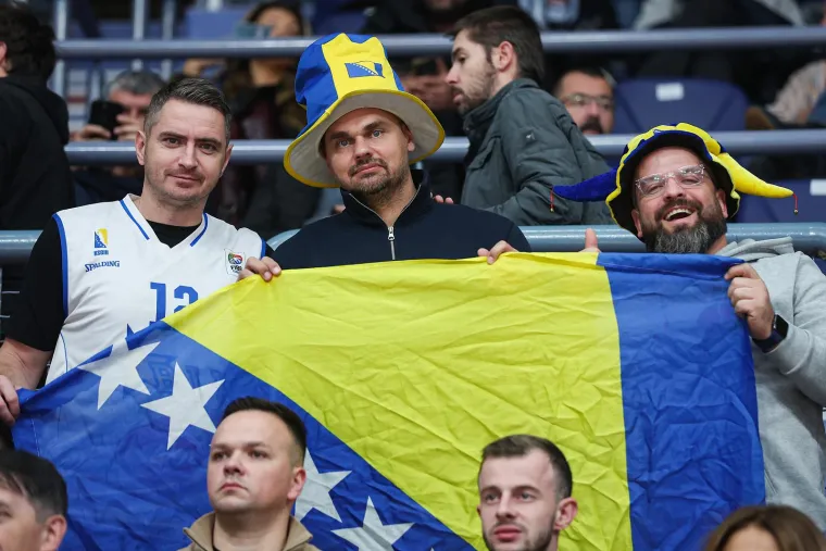 Tko to tamo gleda? Zanimljiva lica u Draženovu domu. Plenković 'šaputao na uvce' Božinoviću