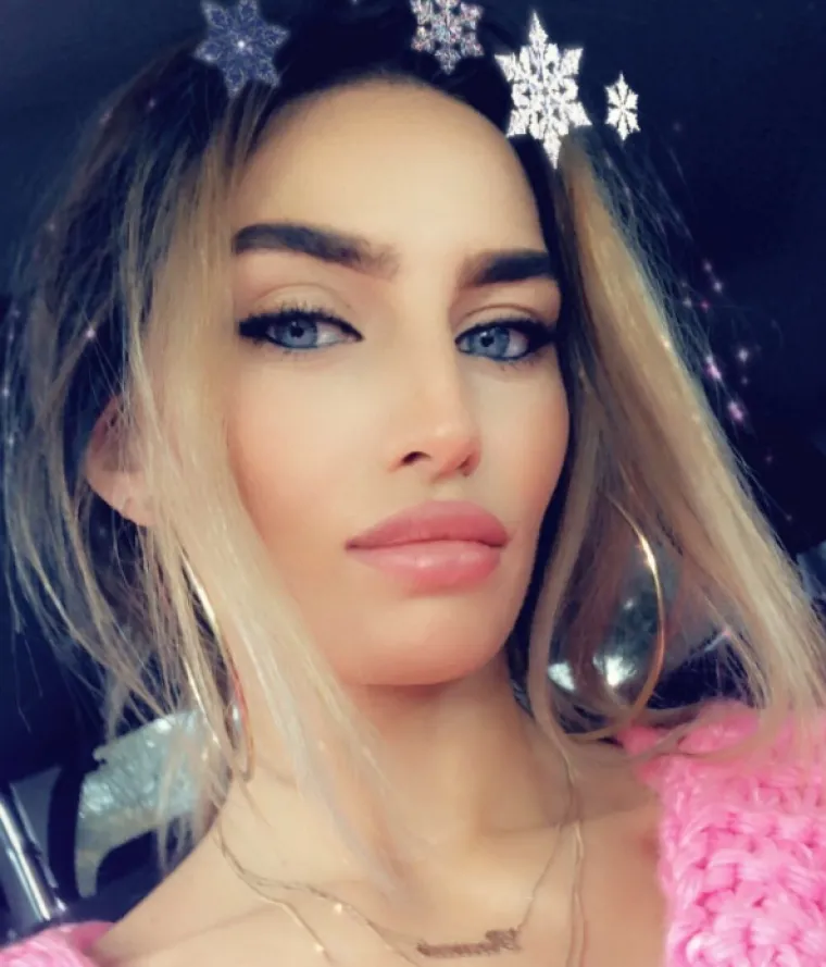 Kap koja je prelila Annienu čašu bila je objava da slavni nogometaš, igrač Manchester Cityja kluba u kojem mu je suigrač naš reprezentativac Joško Gvardiol, vodi paralelni život i ima dvoje djece s drugom - engleskom influencericom Lauryn Goodman. Na ovoj fotografiji možemo vidjeti Annie Kilner s plavom kosom, iako je crnka. 