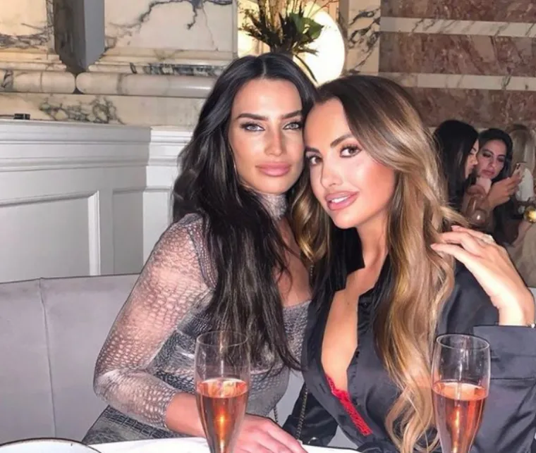 Annie je bila postavila čvrste uvjete za njihov razvod, zahtijevajući polovicu obiteljske imovine i pravni sporazum kako bi se osiguralo da su djeca financijski osigurana od Walkerovih budućih zarada. S obzirom na sve kroz što je prošla, ovo je najmanje što Kyle duguje obitelji. Tako je Annie, naime, tada smatrala. Sad, kad je čula koliko bi njezin &apos;dragi&apos; mogao dobiti odlaskom u Saudijsku Arabiju, promijenila je mišljenje, razmišlja o odustajanju od brakorazvodne parnice i opet voli Kylea. Annie Kilner lijevo na fotografiji. 